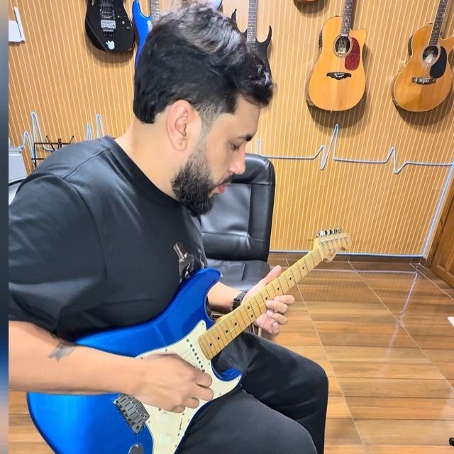 Marlon Lima com guitarra